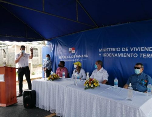 Entrega de Bonos por Ministro Paredes en Paseo del Bosque